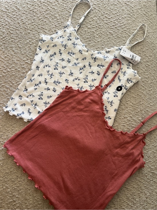 Hollister Tops - Hollister White Floral & Rust Ribbed Lettuce-Edge Camisole Set